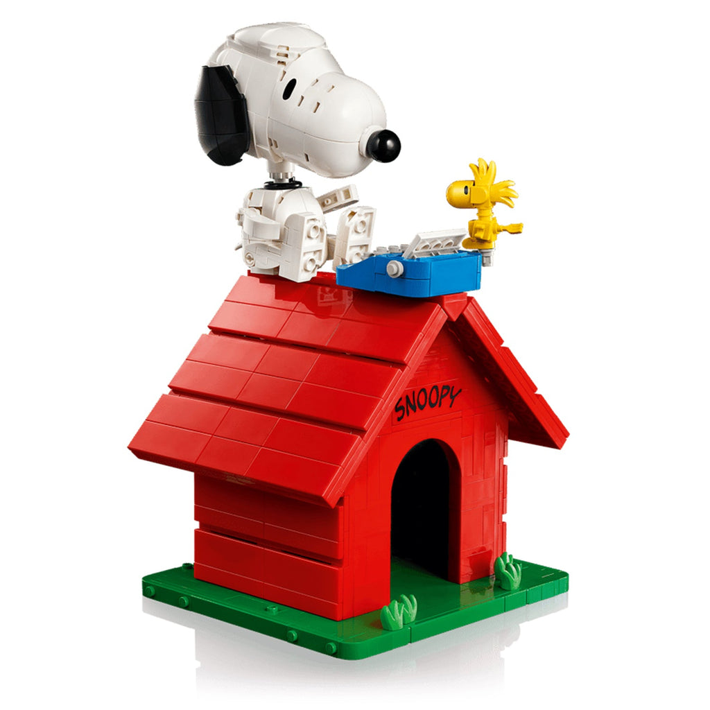 LEGO® Ideas Peanuts: Snoopy’s Doghouse
