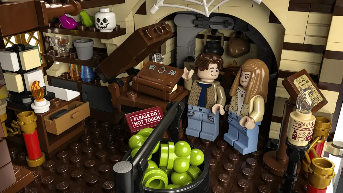 LEGO® Ideas Disney Hocus Pocus: The Sanderson Sisters’ Cottage