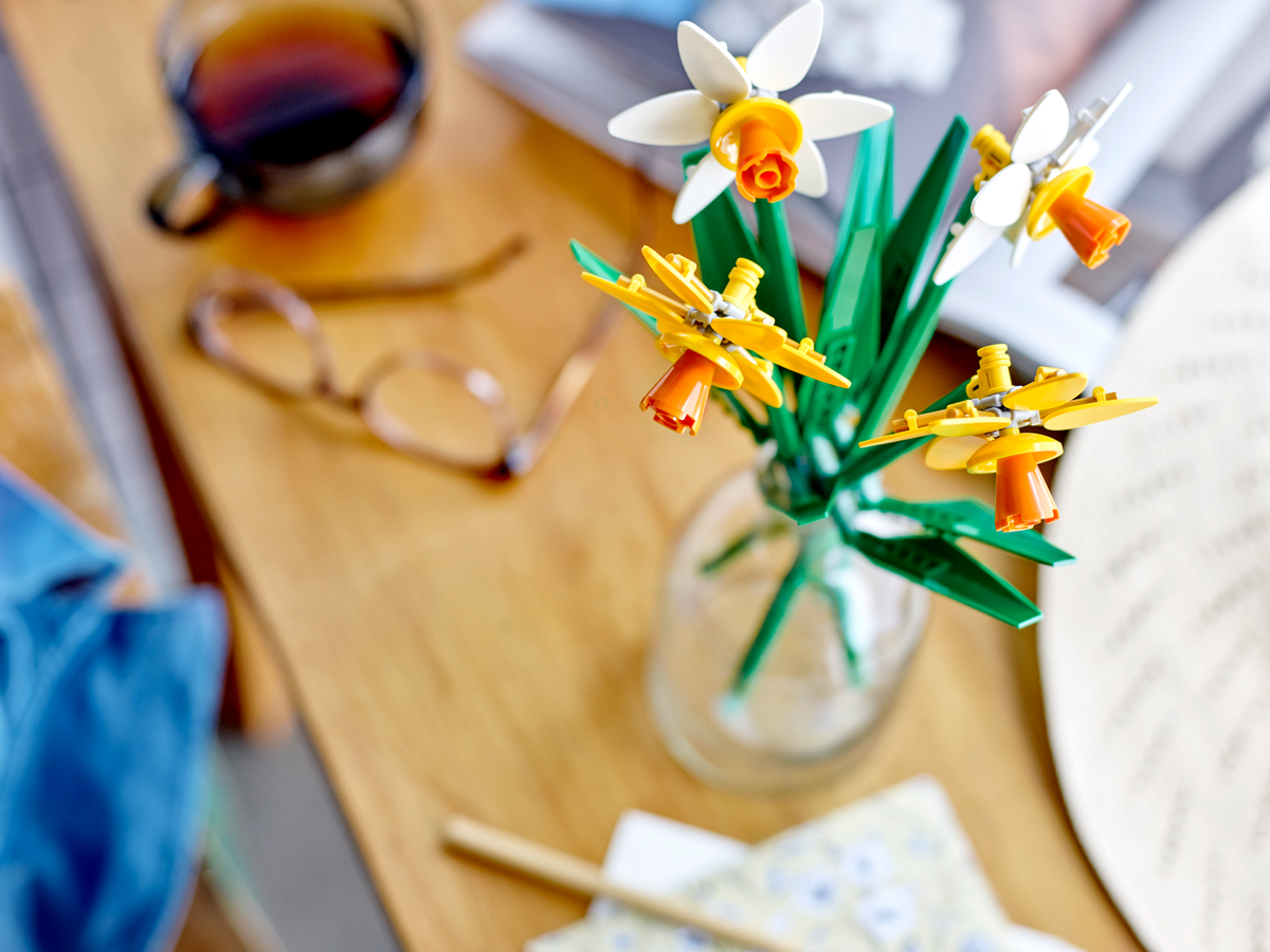 LEGO® ICONS™ Daffodils