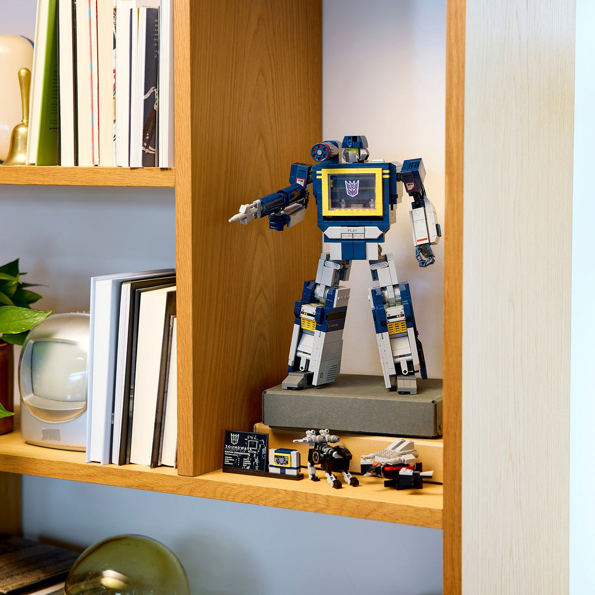 LEGO® Icons Transformers: Soundwave