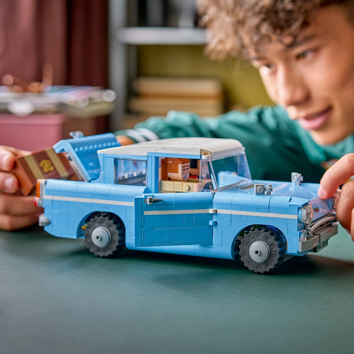 LEGO® Harry Potter™ Enchanted Flying Ford Anglia™