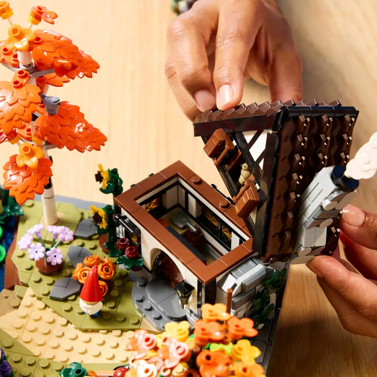 LEGO® Icons Autumn Cottage Garden