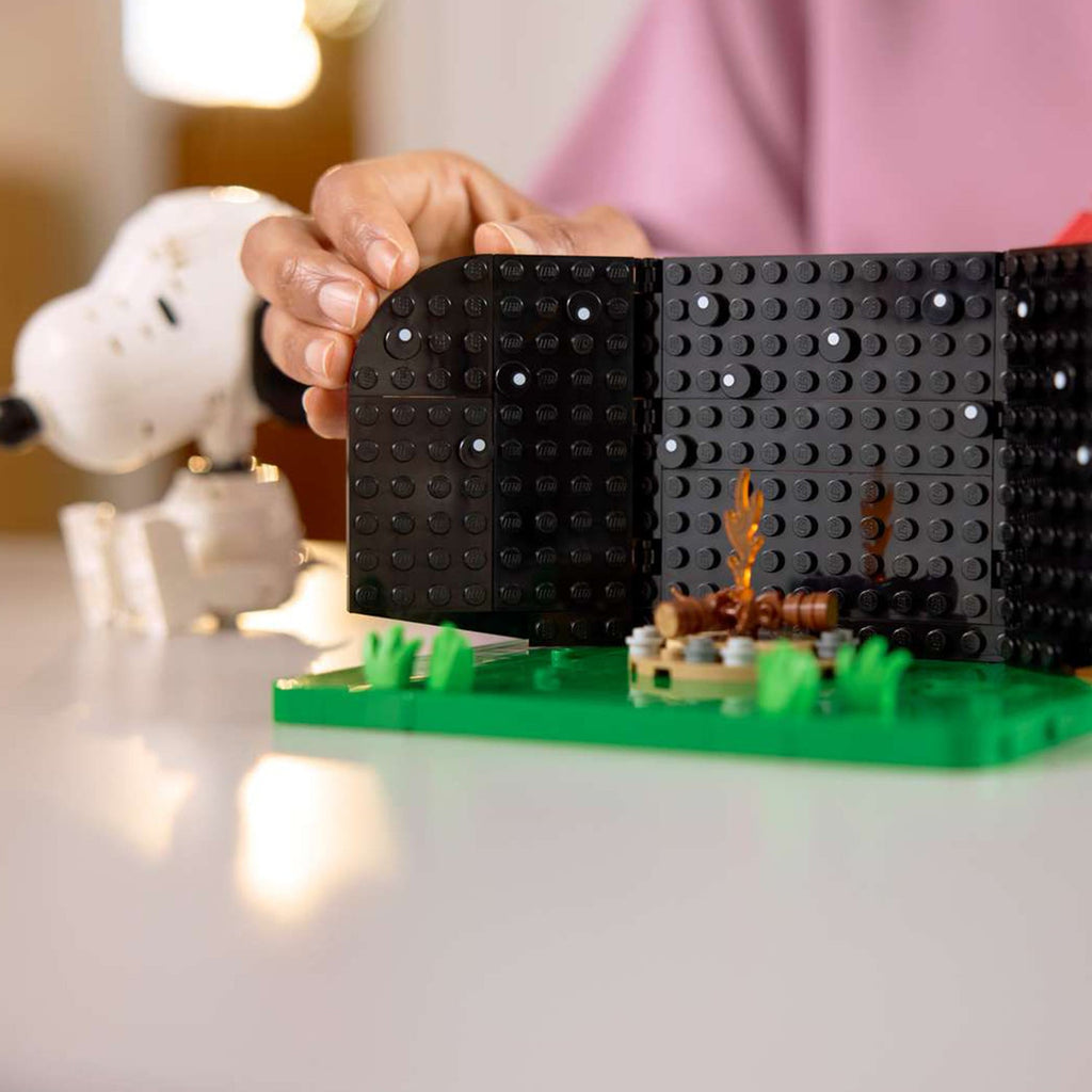 LEGO® Ideas Peanuts: Snoopy’s Doghouse