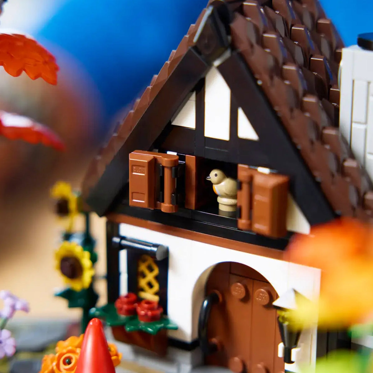 LEGO® Icons Autumn Cottage Garden
